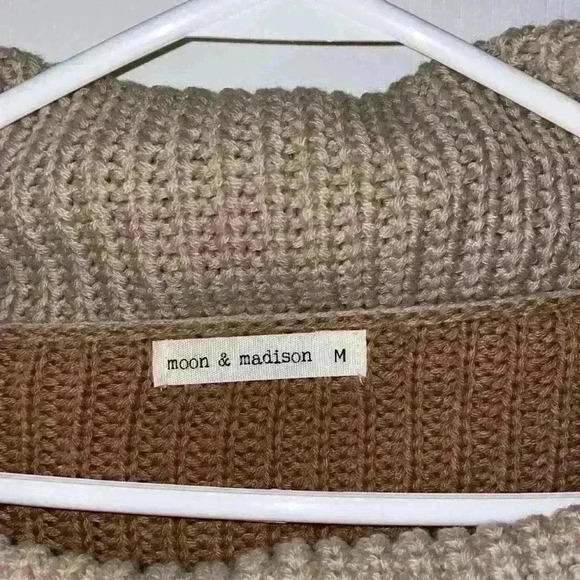 Cowl neck color block cropped sweater - Picture 3 of 3